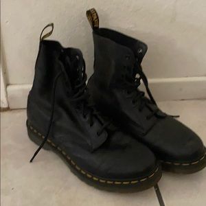 Black classic Dr. Martens